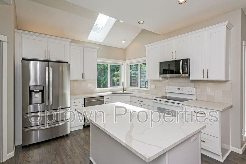 3 Bed 2.5 Bth Upper Floor Unit + A/C + Fireplace + Large Deck property image