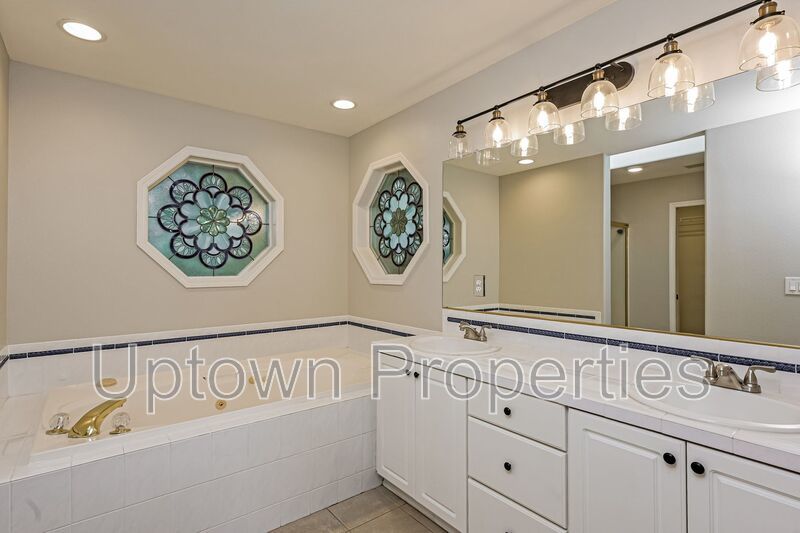 3 Bed 2.5 Bth Upper Floor Unit + A/C + Fireplace + Large Deck property image