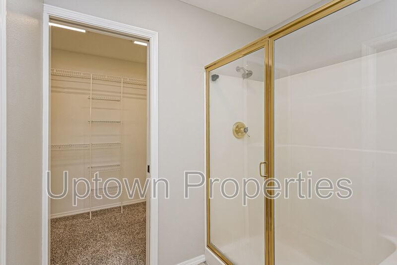 3 Bed 2.5 Bth Upper Floor Unit + A/C + Fireplace + Large Deck property image