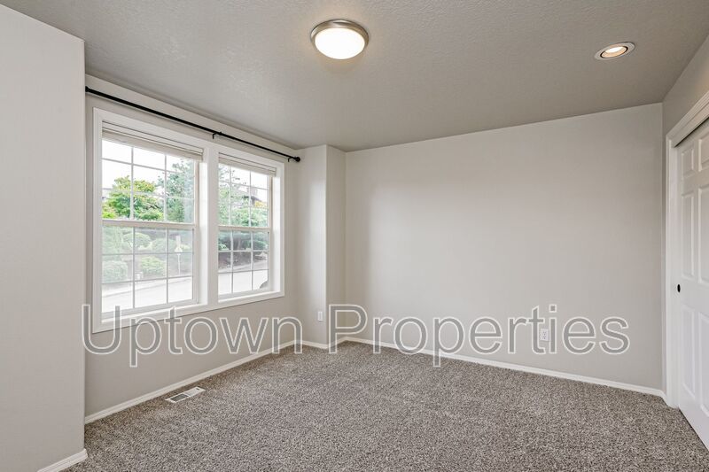 3 Bed 2.5 Bth Upper Floor Unit + A/C + Fireplace + Large Deck property image