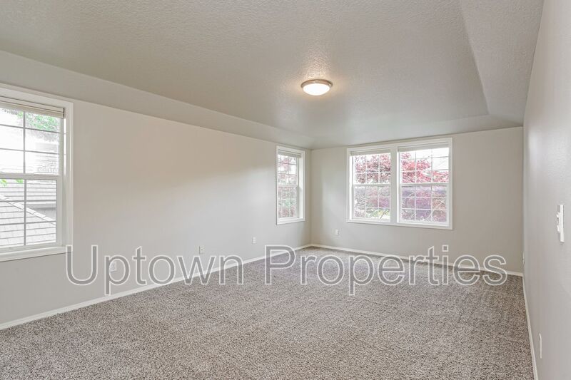 3 Bed 2.5 Bth Upper Floor Unit + A/C + Fireplace + Large Deck property image
