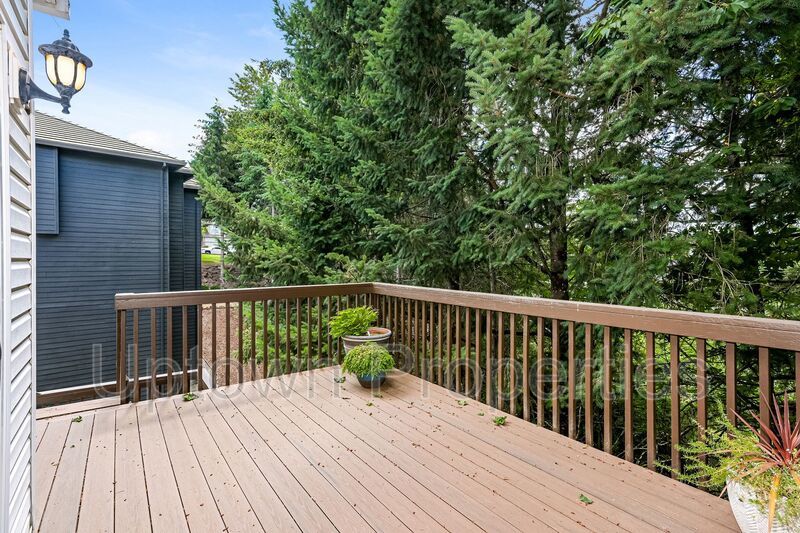 3 Bed 2.5 Bth Upper Floor Unit + A/C + Fireplace + Large Deck property image