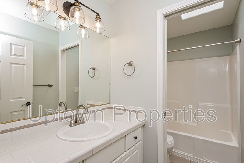 3 Bed 2.5 Bth Upper Floor Unit + A/C + Fireplace + Large Deck property image