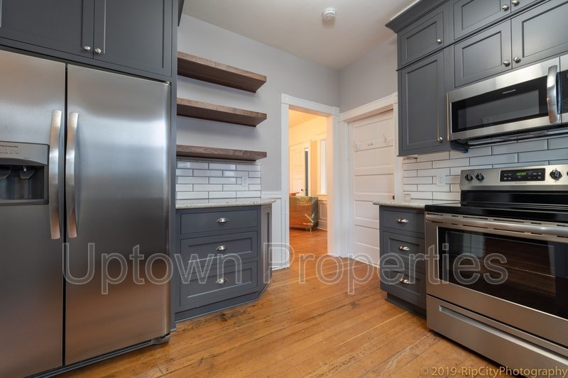 Charming and Spacious  2-Bed 1 bath + W/D +  Wood Floors + Parking On Site in Portland’s Coveted NW District property image