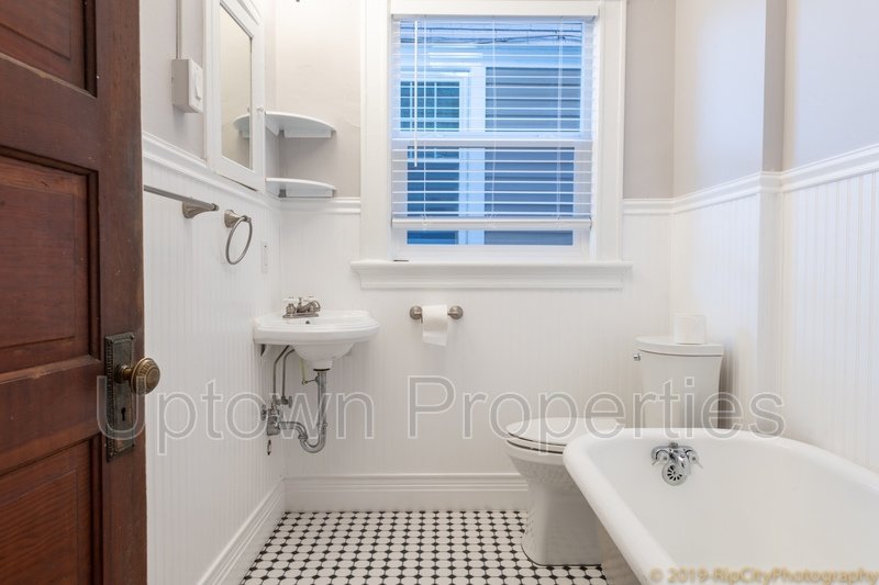 Charming and Spacious  2-Bed 1 bath + W/D +  Wood Floors + Parking On Site in Portland’s Coveted NW District property image