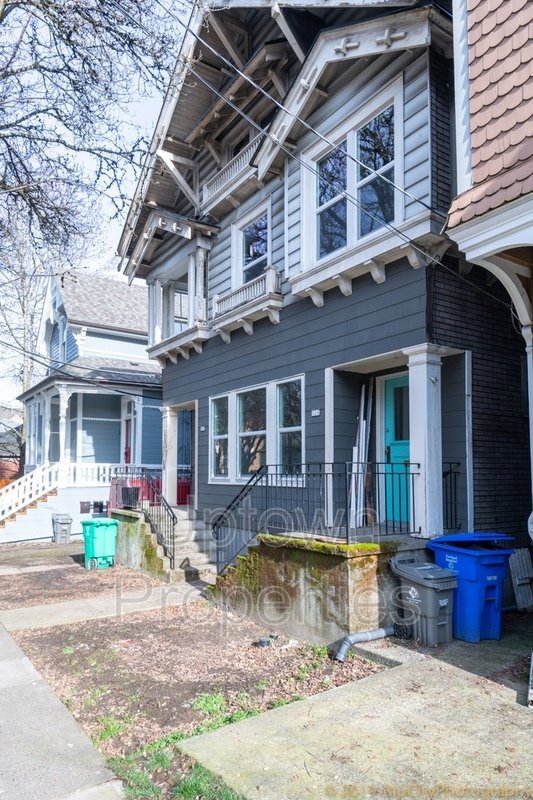 Charming and Spacious  2-Bed 1 bath + W/D +  Wood Floors + Parking On Site in Portland’s Coveted NW District property image