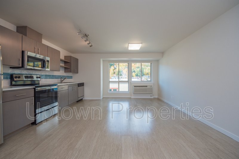Studio in Modern Complex Near Water at Willamette Park property image