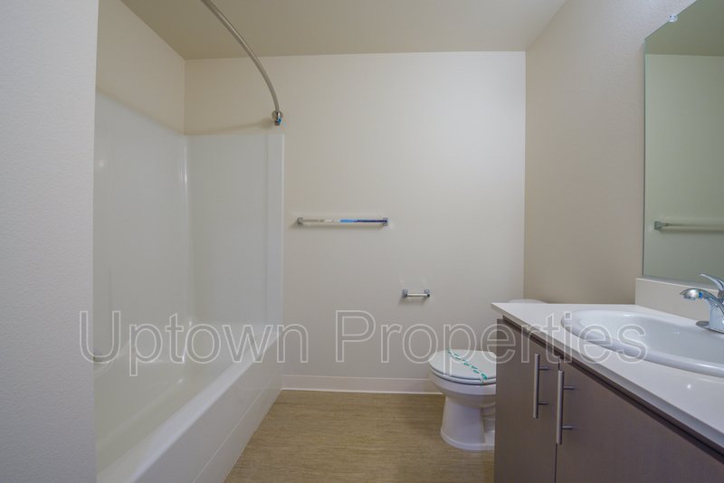Studio in Modern Complex Near Water at Willamette Park property image