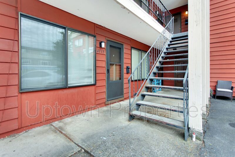 2 Bed/1 Bath, Parking Included at Centrally Located in SE Portland! Minutes from Trader Joes! property image