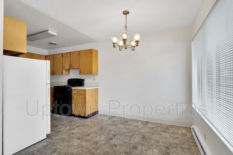 2 Bed/1 Bath, Parking Included at Centrally Located in SE Portland! Minutes from Trader Joes! property image