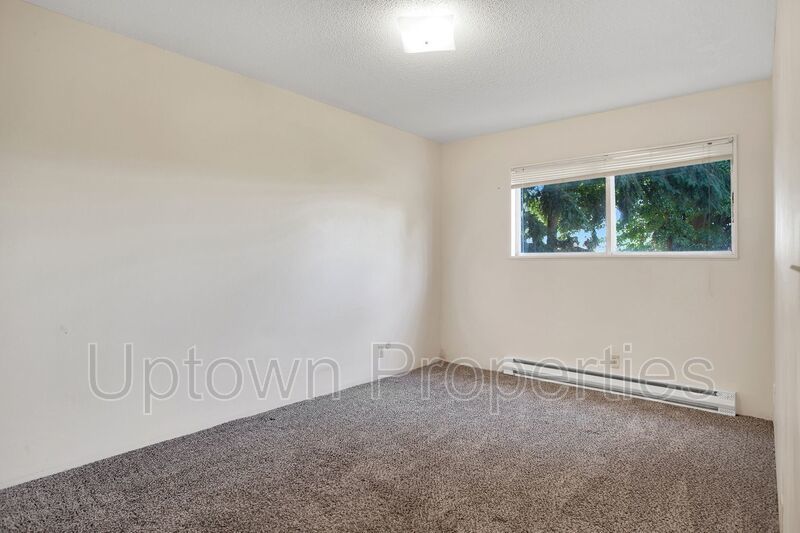 2 Bed/1 Bath, Parking Included at Centrally Located in SE Portland! Minutes from Trader Joes! property image
