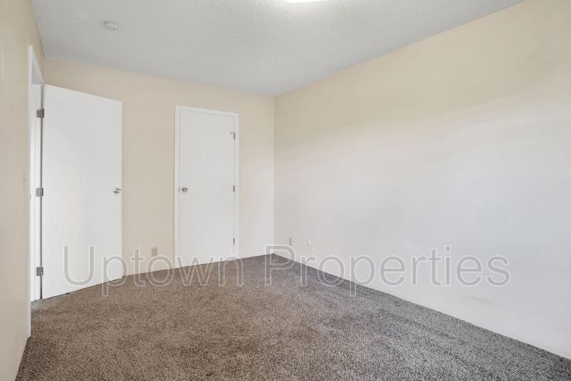 2 Bed/1 Bath, Parking Included at Centrally Located in SE Portland! Minutes from Trader Joes! property image