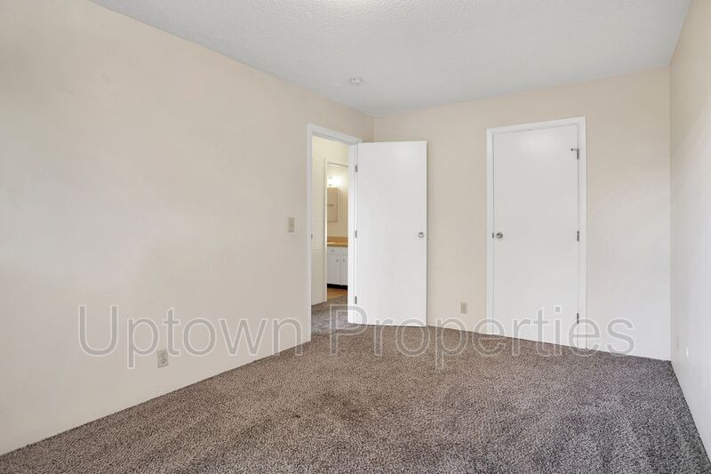 2 Bed/1 Bath, Parking Included at Centrally Located in SE Portland! Minutes from Trader Joes! property image