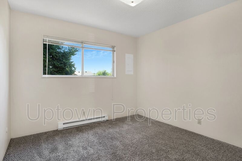 2 Bed/1 Bath, Parking Included at Centrally Located in SE Portland! Minutes from Trader Joes! property image