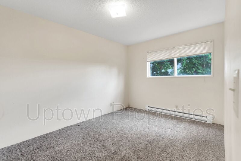 2 Bed/1 Bath, Parking Included at Centrally Located in SE Portland! Minutes from Trader Joes! property image