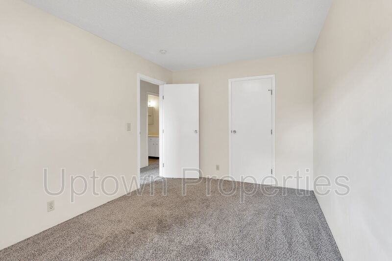 2 Bed/1 Bath, Parking Included at Centrally Located in SE Portland! Minutes from Trader Joes! property image