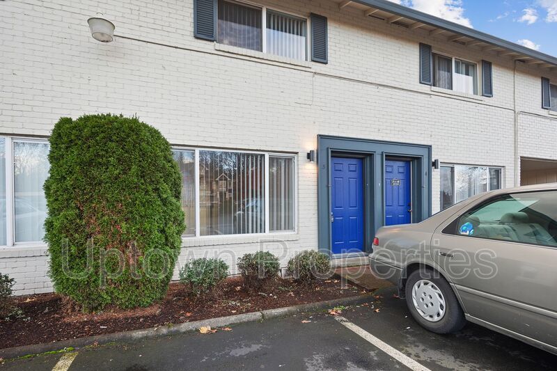 Renovated 2 bed 1 bath Townhome w/ Private Yard - Wood Floors + Laundry Onsite + $1000 rent credit property image