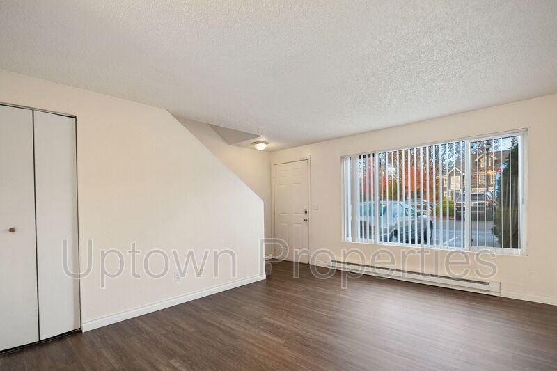 Renovated 2 bed 1 bath Townhome w/ Private Yard - Wood Floors + Laundry Onsite + $1000 rent credit property image