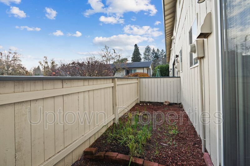 Renovated 2 bed 1 bath Townhome w/ Private Yard - Wood Floors + Laundry Onsite + $1000 rent credit property image