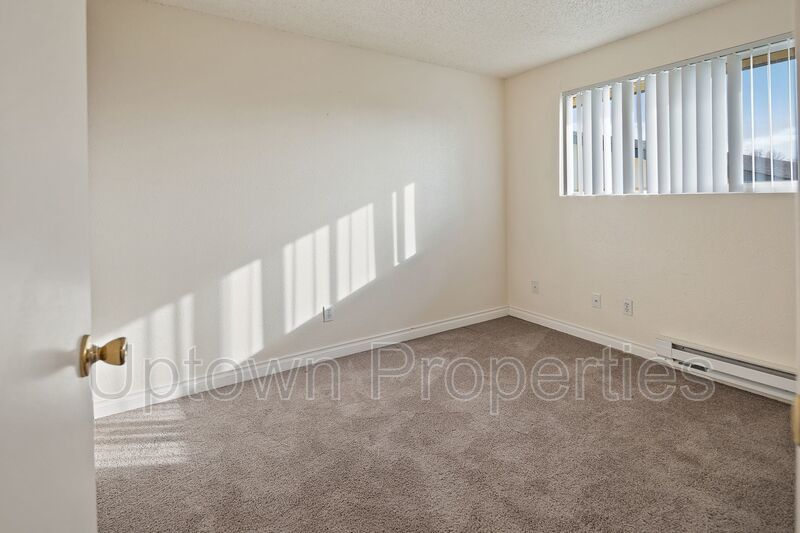 Renovated 2 bed 1 bath Townhome w/ Private Yard - Wood Floors + Laundry Onsite + $1000 rent credit property image
