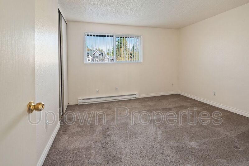 Renovated 2 bed 1 bath Townhome w/ Private Yard - Wood Floors + Laundry Onsite + $1000 rent credit property image